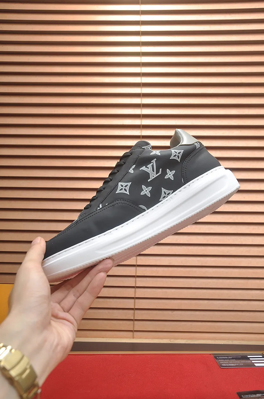Men's men's shoes 💰640💶Original development, quality shipping, welcome to compare - LV sneaker series sports shoes introduce the loose silhouette of the ready-to-wear series into the spring and summer men's wear shows and make an eye-catching appearance. The cow leather upper is combined with rough fabric laces, and colorful beading highlights the brand's classic elements. LV letters mark the tongue and Monogram floral outsole. Mixed materials Made of top-grain cowhide, thick shoelace design, large Monogram print on the side, mesh lining and cotton feet, the comfort is as extreme as ever, premium heritage, quality first, worth owning! Size: Men’s 38-45 (45 is custom-made and cannot be returned or exchanged)